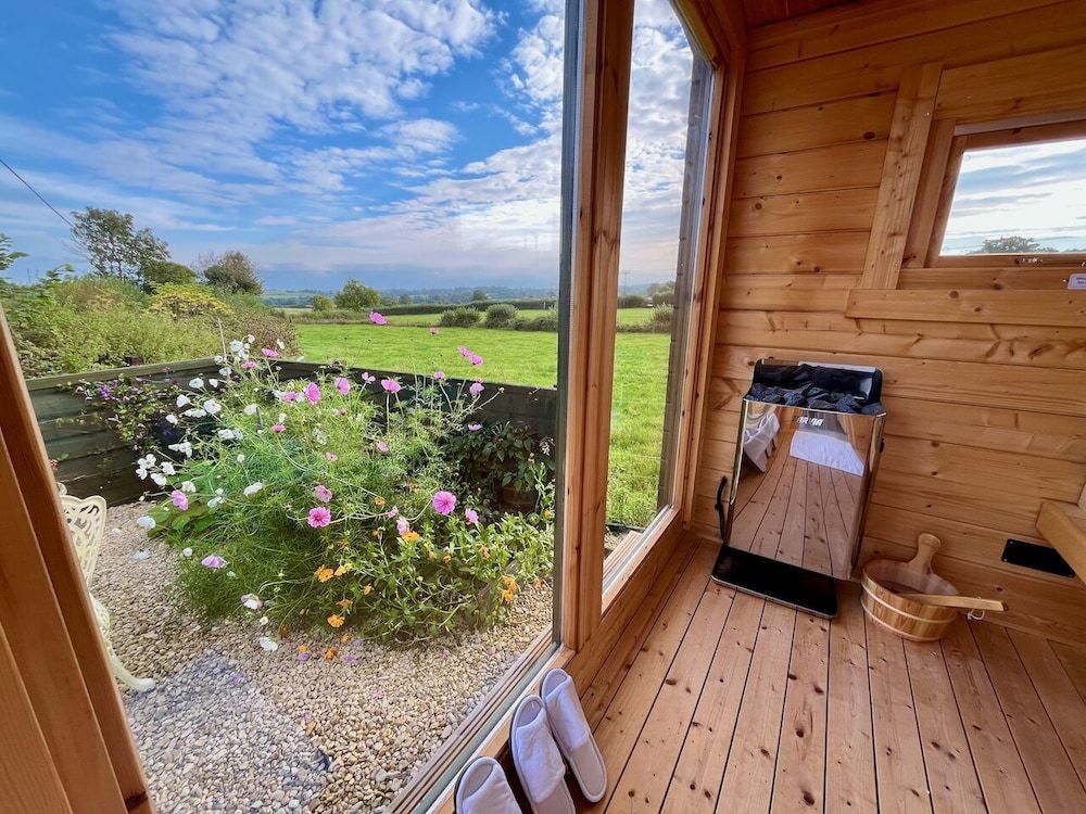 Corner House Luxury Room, Ensuite (Cottage Shepherds Hut) 3
