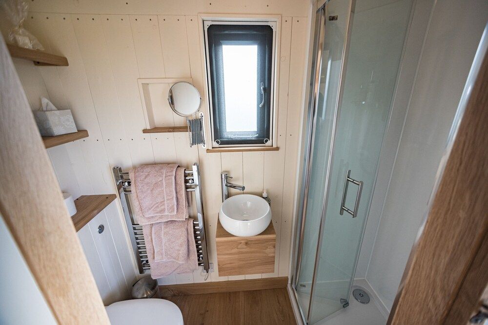 Corner House Luxury Room, Ensuite (Cottage Shepherds Hut) 5