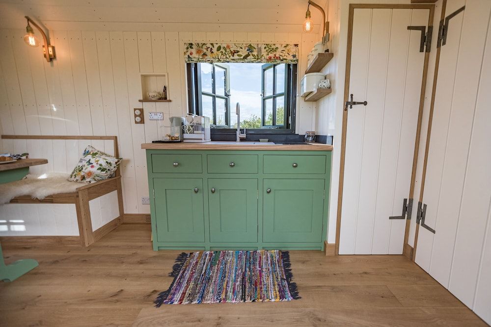 Corner House Luxury Room, Ensuite (Cottage Shepherds Hut) 12