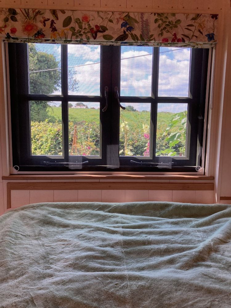 Corner House Luxury Room, Ensuite (Cottage Shepherds Hut) 7