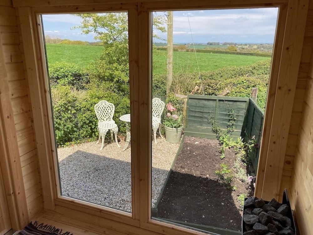 Corner House Luxury Room, Ensuite (Cottage Shepherds Hut) 2