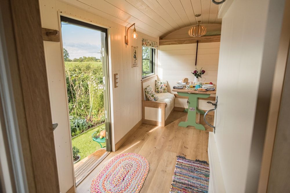Corner House Luxury Room, Ensuite (Cottage Shepherds Hut) 11