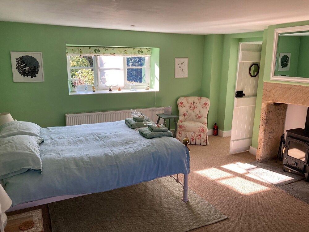 Corner House Superior Double Room, Ensuite, Garden View (The Green Room ) 3