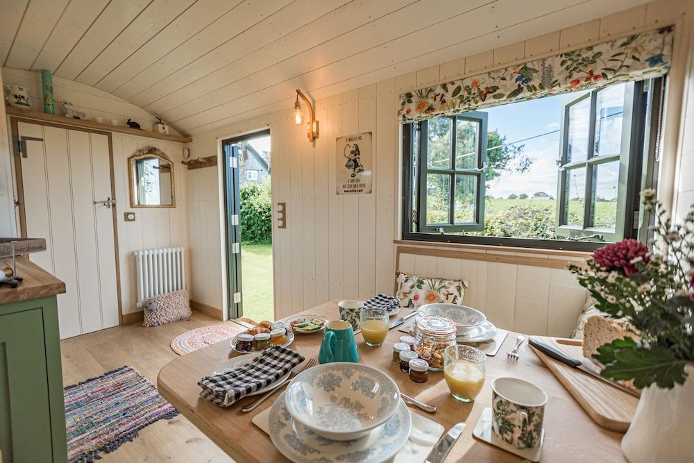 Corner House Luxury Room, Ensuite (Cottage Shepherds Hut) 10