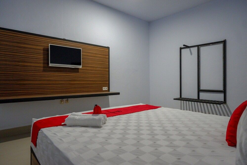 Deluxe Room (RedDoorz)