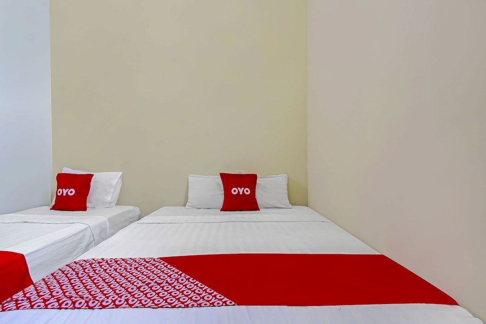 Super OYO 92437 Wahidin Guesthouse Deluxe Twin Room 3