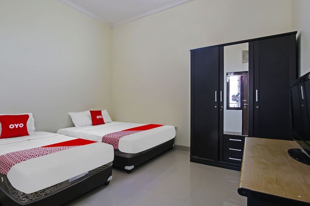 Super OYO 92437 Wahidin Guesthouse Deluxe Twin Room 4