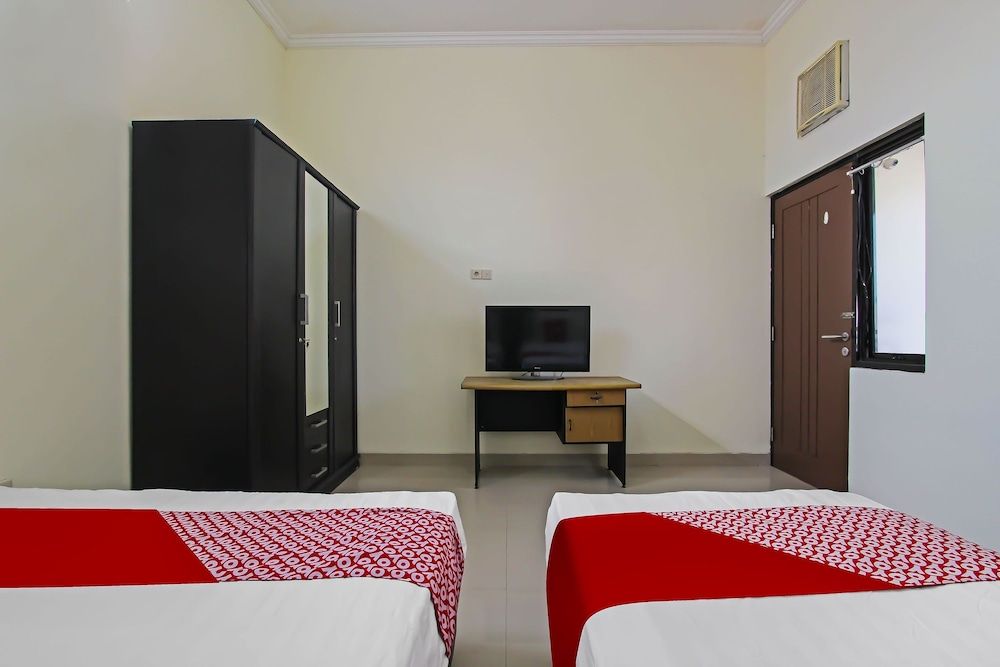 Super OYO 92437 Wahidin Guesthouse Deluxe Twin Room 5