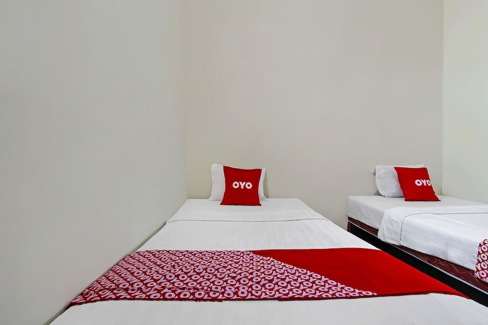 Super OYO 92437 Wahidin Guesthouse Family Suite 5