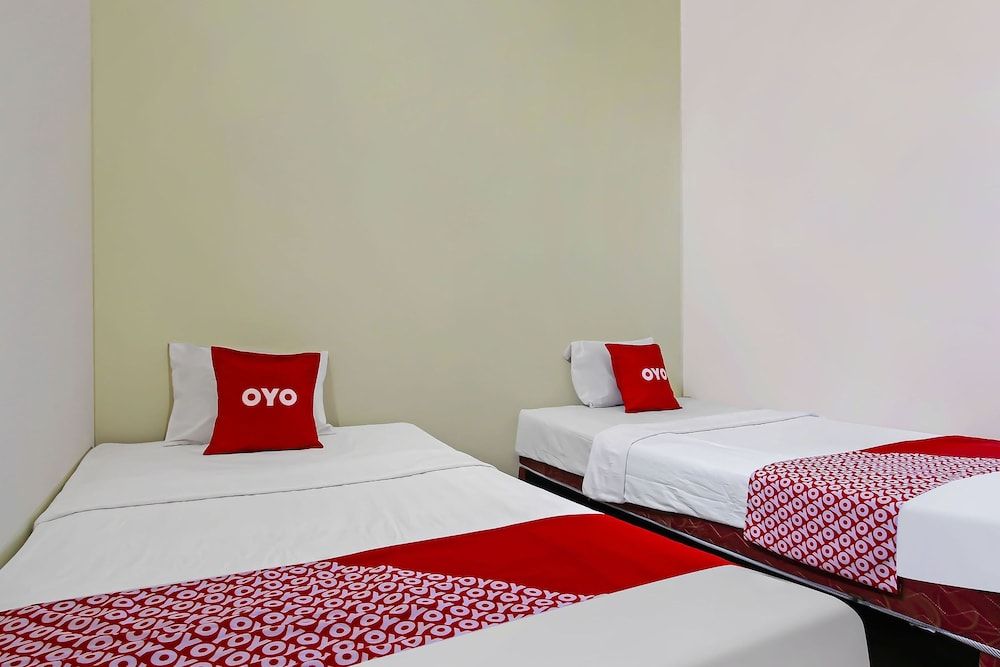 Super OYO 92437 Wahidin Guesthouse Family Suite 2