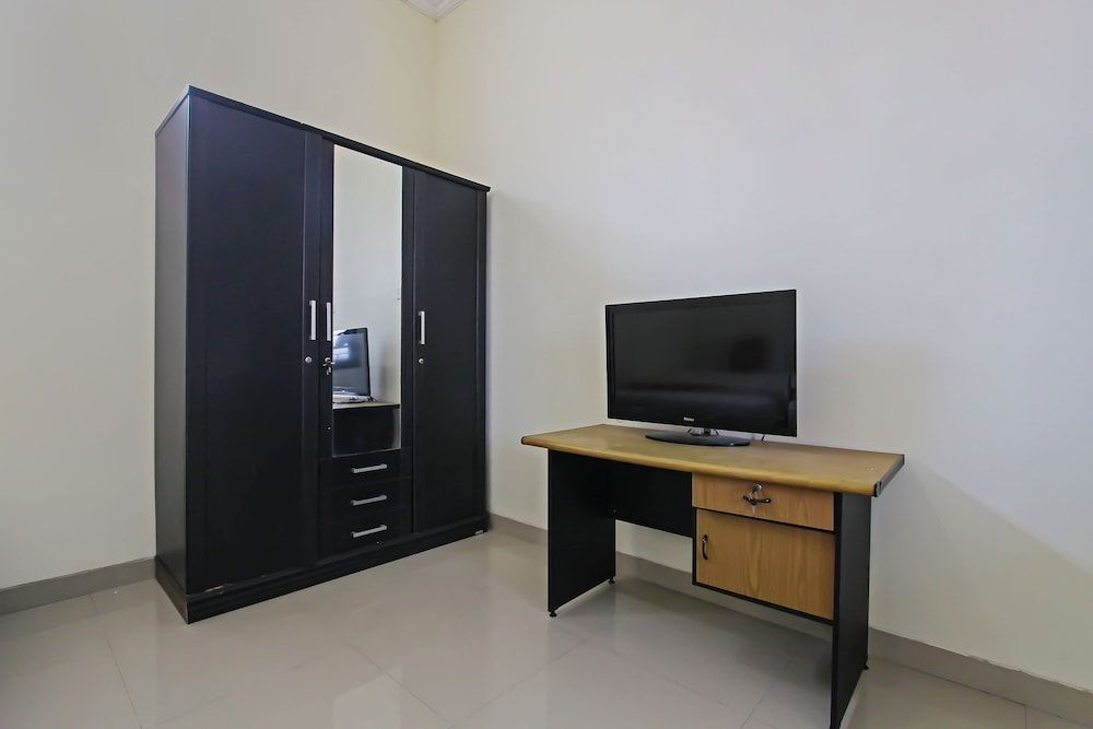 Super OYO 92437 Wahidin Guesthouse Standard Double Room 4