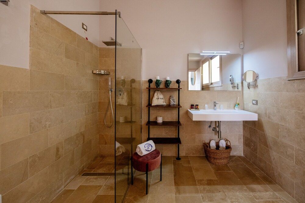 POGGIO LEANO Deluxe Double Room 10