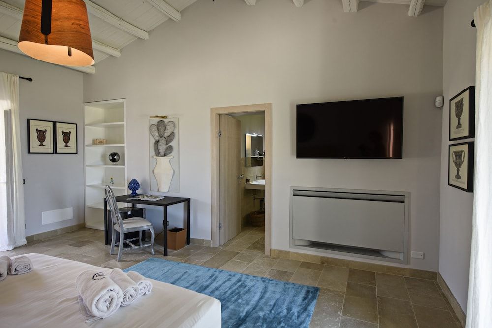 POGGIO LEANO Deluxe Double Room 2