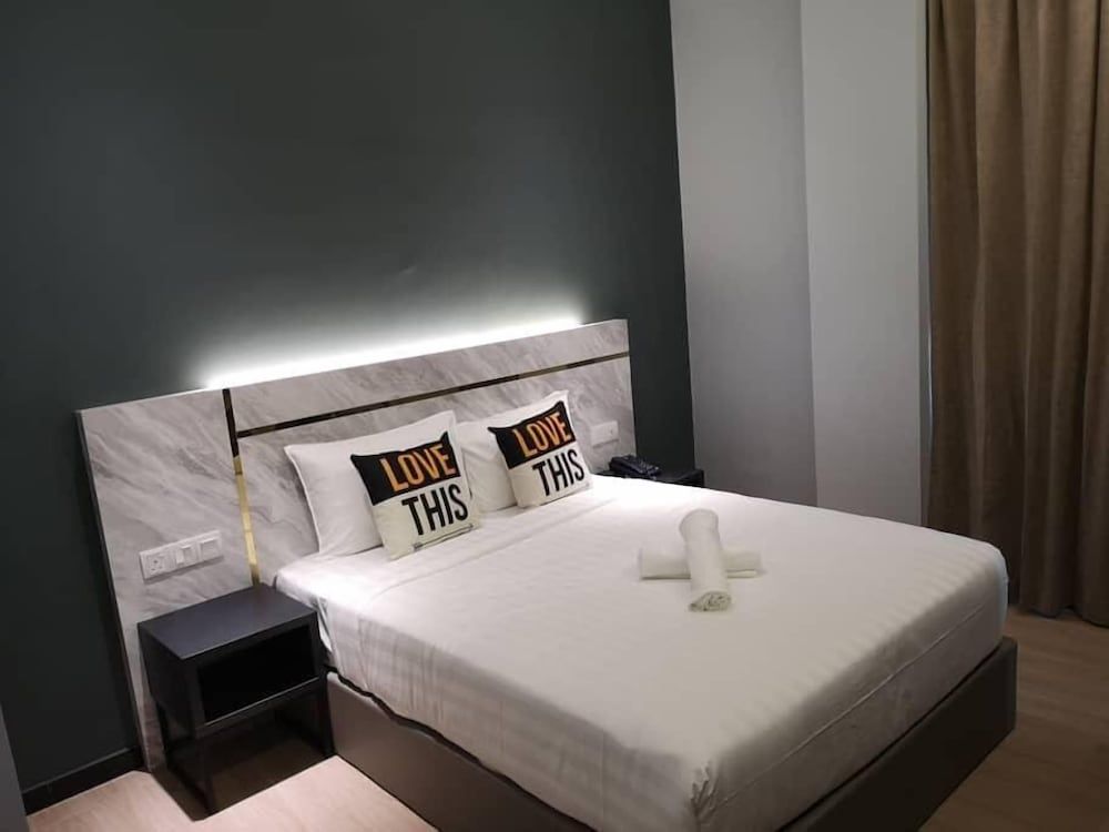 Hotel 99 Sepang KLIA Deluxe Double Room, Small Windows 2