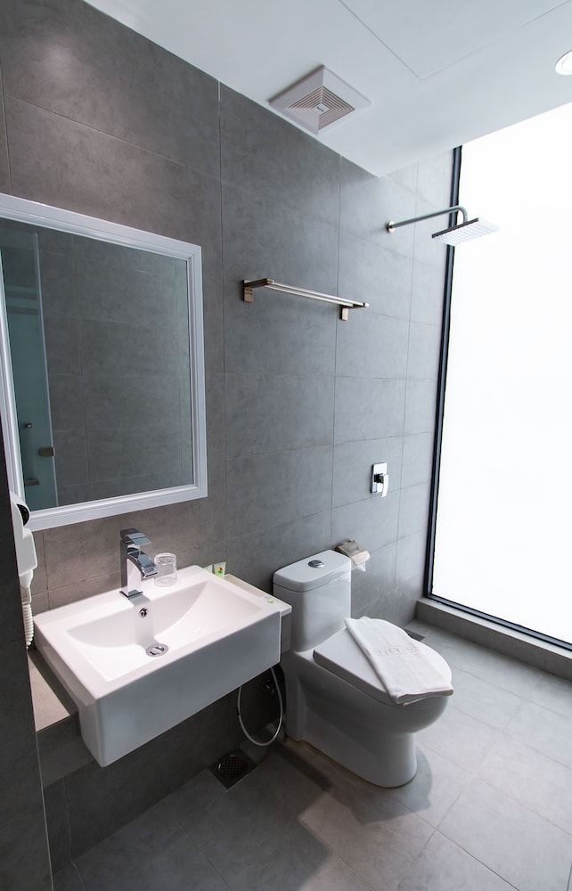 Hotel 99 Sepang KLIA Deluxe Double Room, Small Windows 4