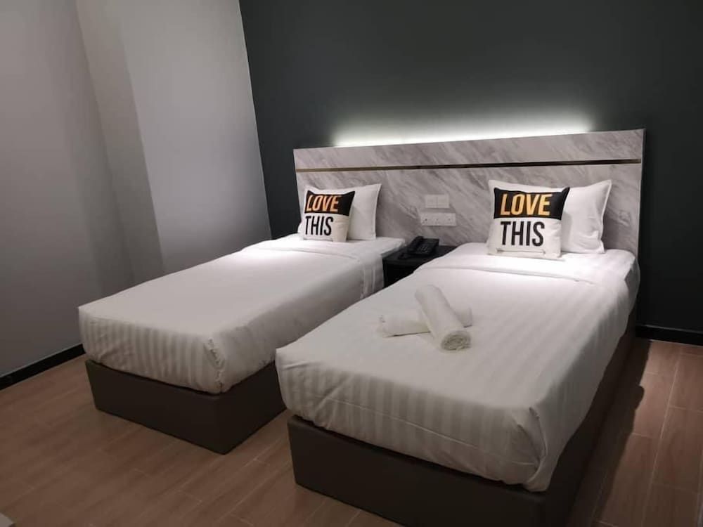 Hotel 99 Sepang KLIA Superior Twin Room, No Windows 2