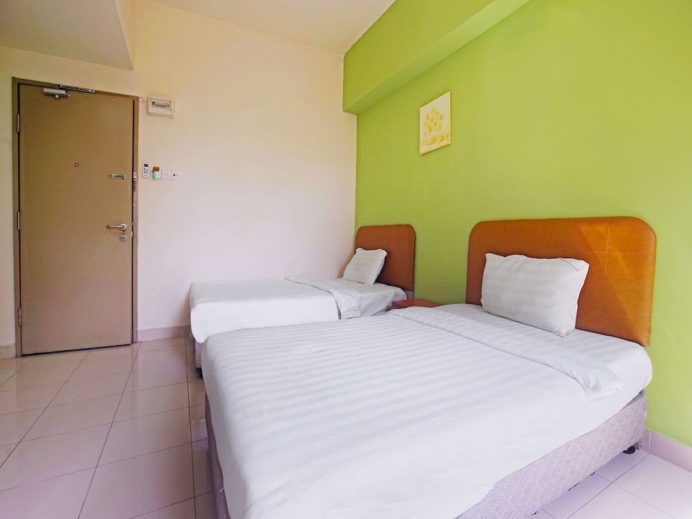 undefined Hotel Night Queen salak Tinggi 10