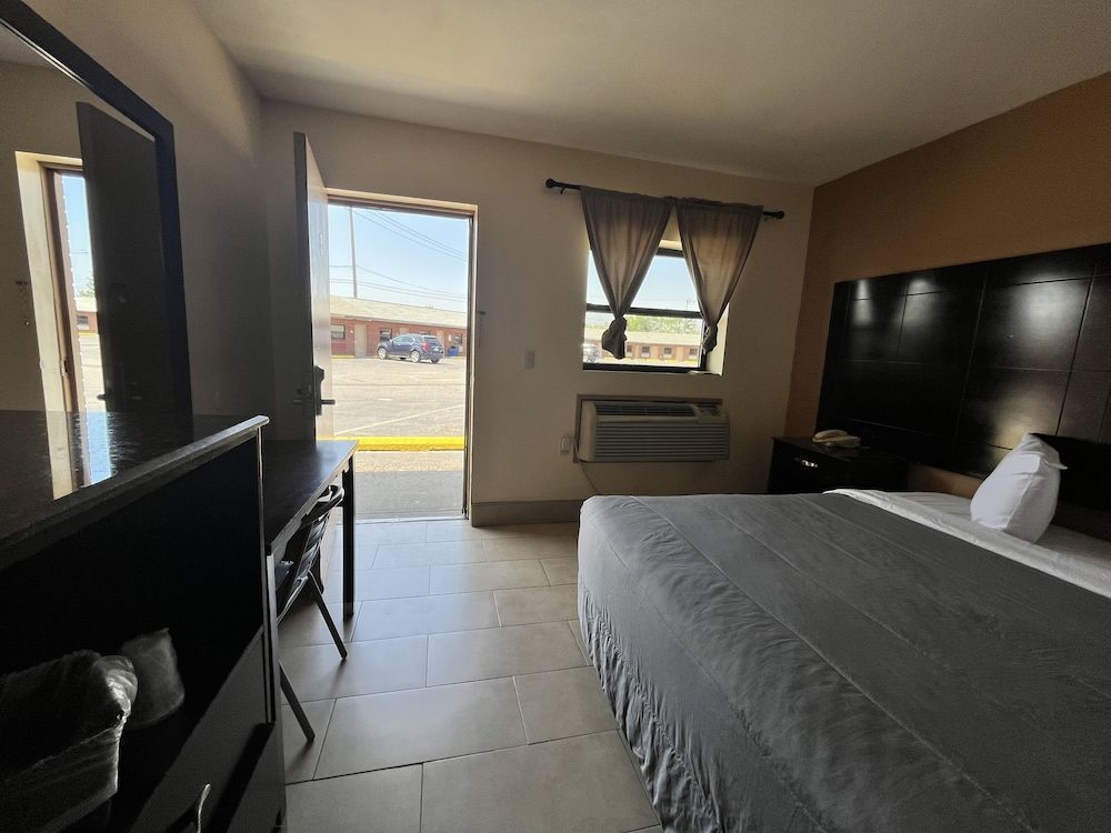 Circle Motel Lodge Standard Room, 1 King Bed (Tile) 4