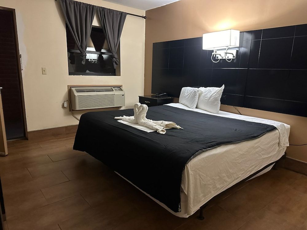 Circle Motel Lodge Standard Room, 1 King Bed (Tile) 24