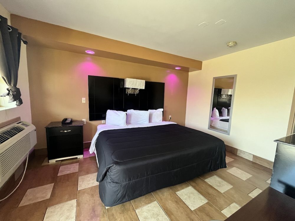 Circle Motel Lodge Standard Room, 1 King Bed (Tile) 7