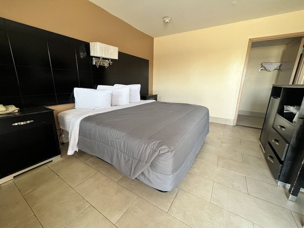 Circle Motel Lodge Standard Room, 1 King Bed (Tile) 5