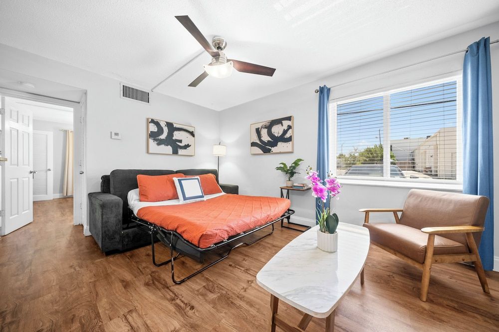 The Victor Apartments by Lowk Superior 1-Bedroom Queen w/ Kitchen & Sofa Bed 3