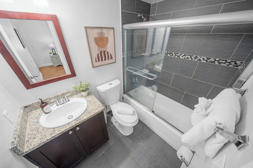 The Victor Apartments by Lowk Superior 1-Bedroom Queen w/ Kitchen & Sofa Bed 4