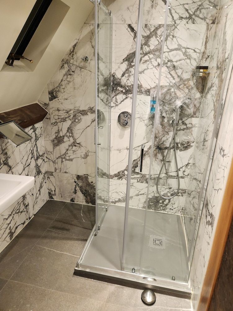 Weston Manor Hotel Junior Double or Twin Room 9