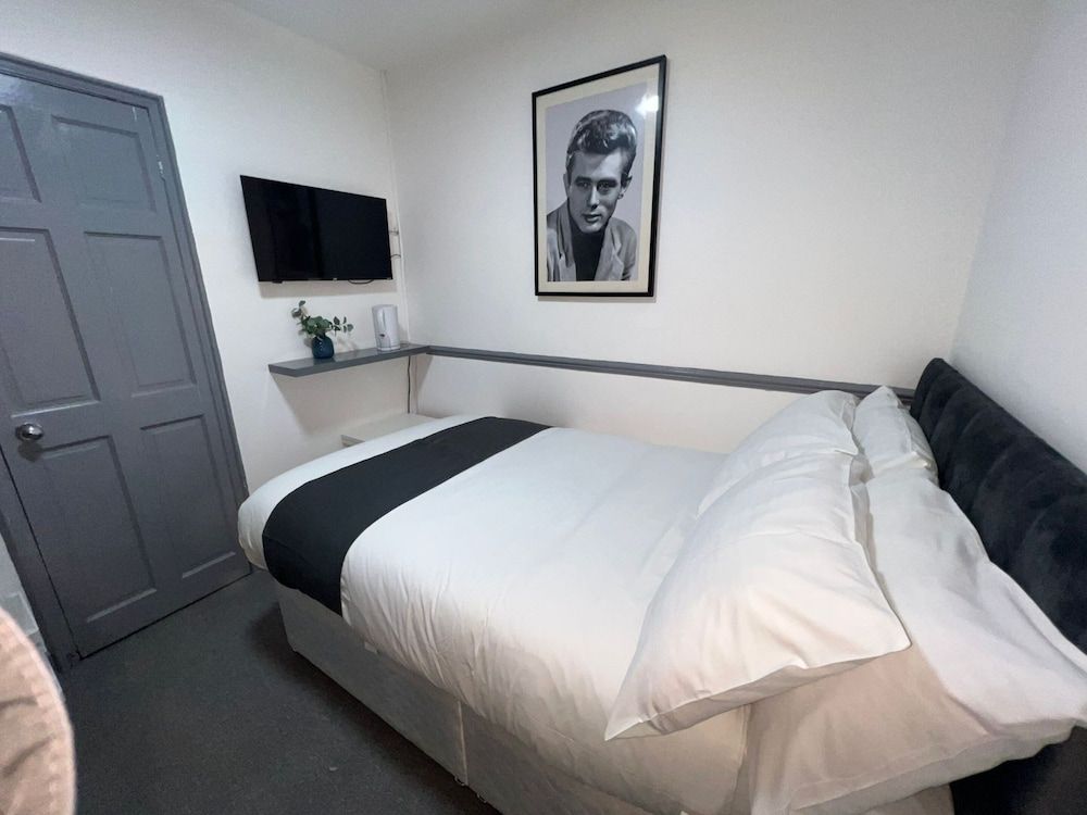 OYO Greenway Stays Standard Double Room, 1 Double Bed 2