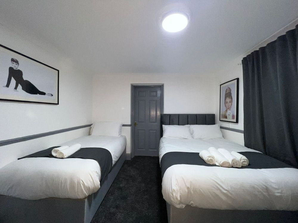 OYO Greenway Stays Standard Room, Multiple Beds (Family) 4