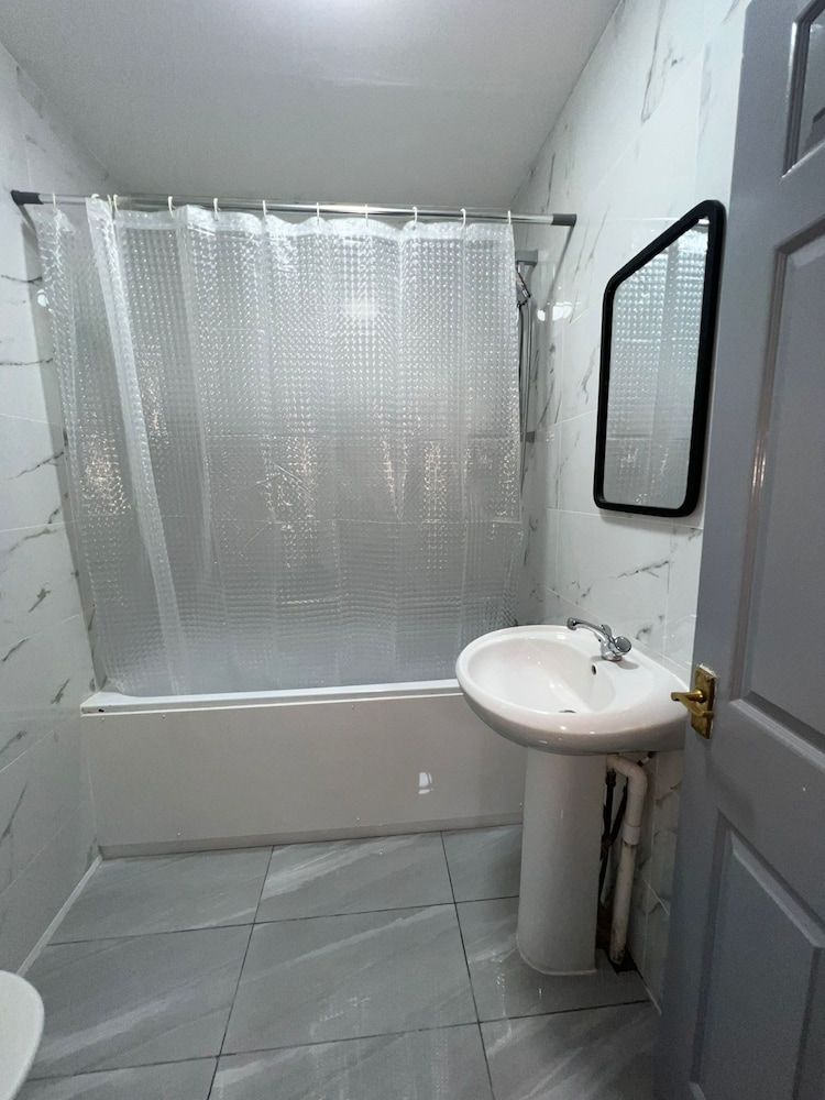 OYO Greenway Stays Standard Room, Multiple Beds (Family) 6