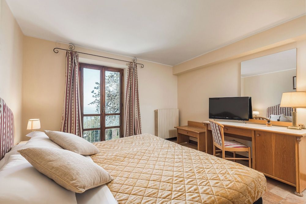 Deluxe Double Room, 1 Bedroom, Partial Lake View