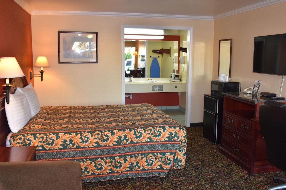 Dynasty Suites Santa Fe Springs Deluxe Room, Smoking 4