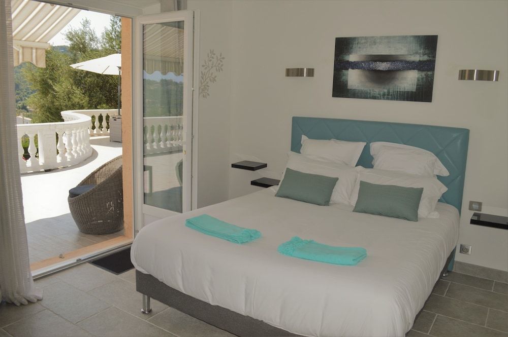Deluxe Double Room, 1 Queen Bed, Terrace, Partial Sea View