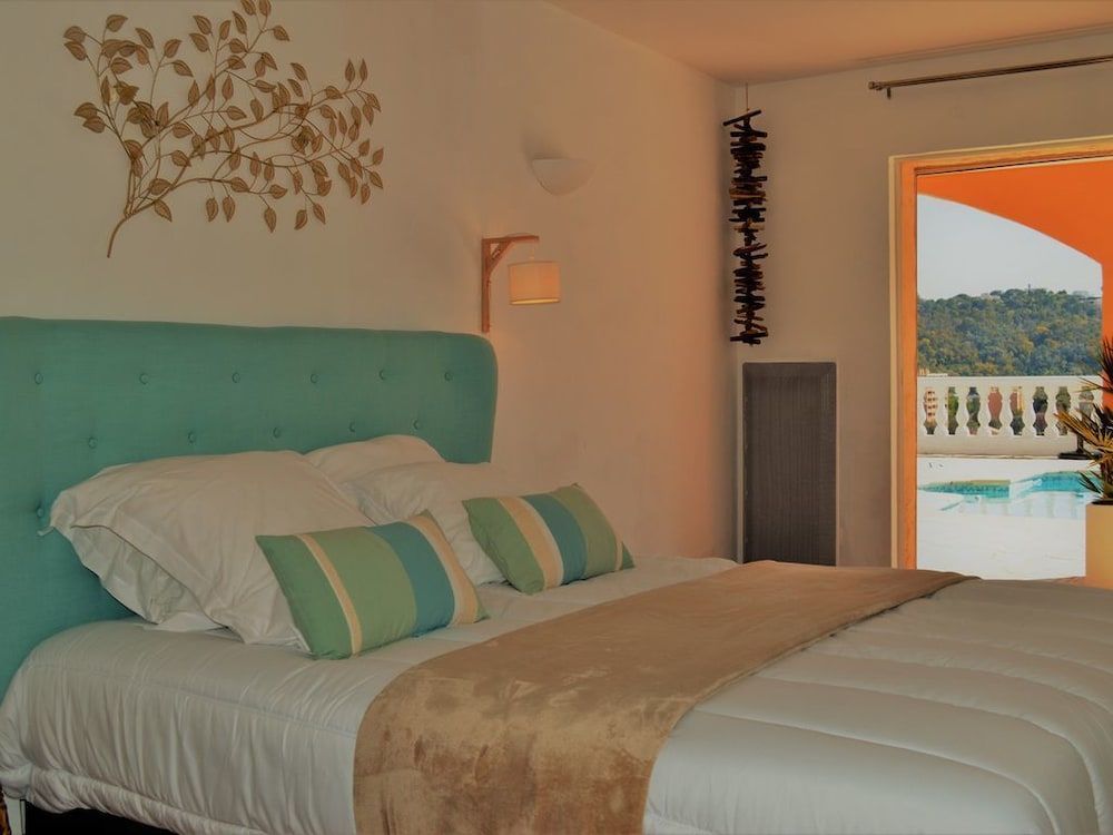 Deluxe Suite, 2 Bedrooms, Pool View