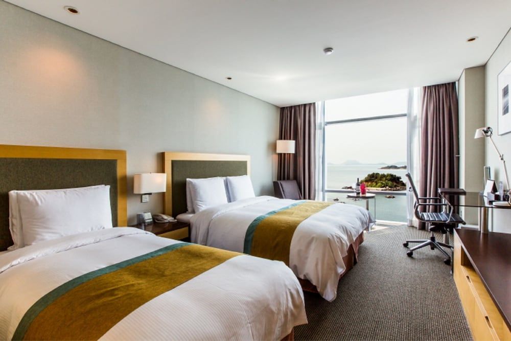 Hidden Bay Hotel [Fun Fun Aquaplanet PKG] Deluxe Family Twin- Breakfast + Aqua planet Ticket for 3 Pax