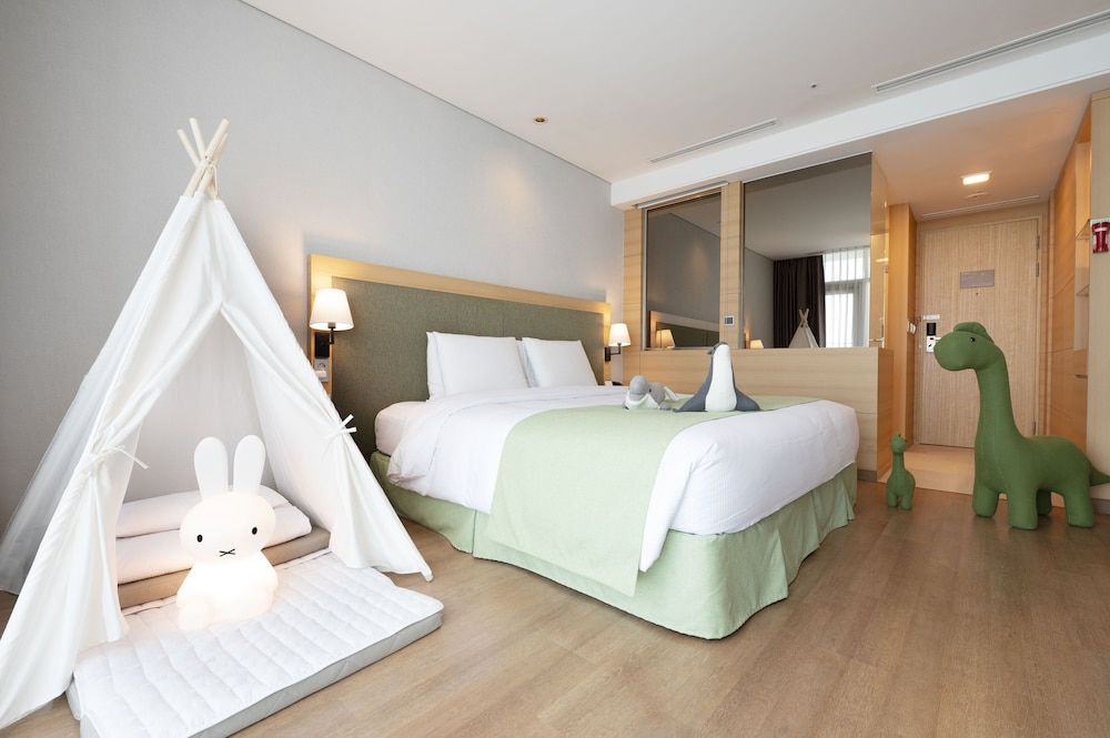 Hidden Bay Hotel [Fun Fun Yacht PKG] Kids Premium Double - Breakfast + Day Tour Yacht Ticket for 2
