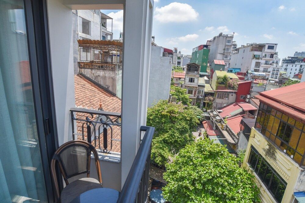 Stelward Prima Hotel Street View Balcony Suite 16