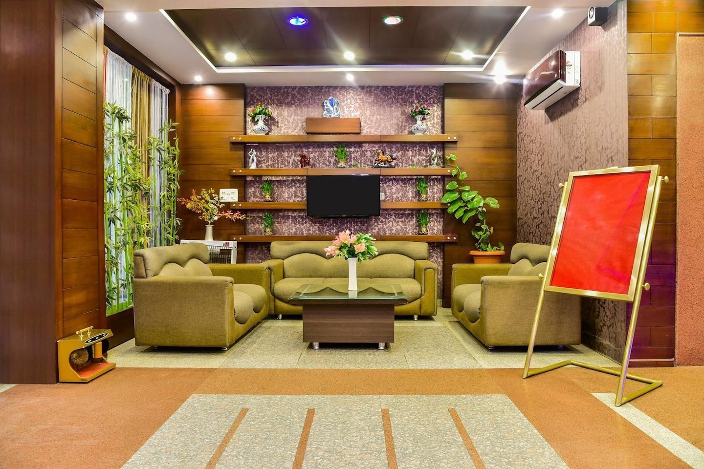 Shared lounge/TV area