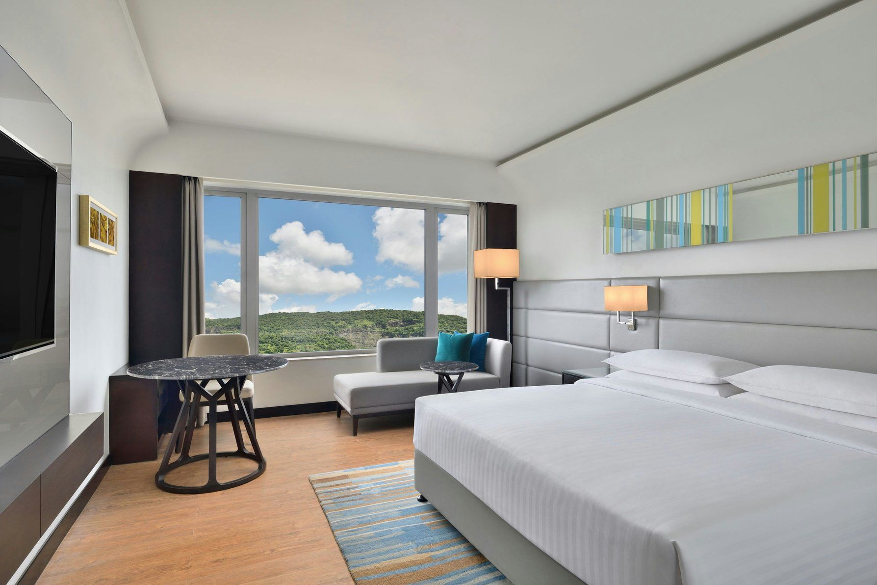 Courtyard by Marriott Navi Mumbai Guest room, 1 King, Hill view 2