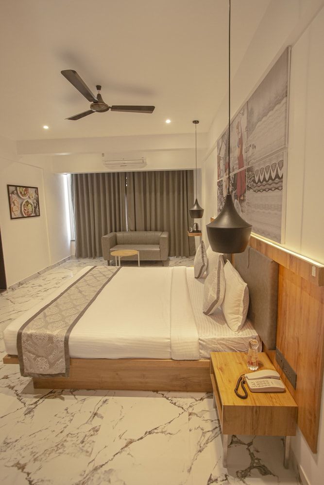 Monarch Montvert Rabale Executive Room 8