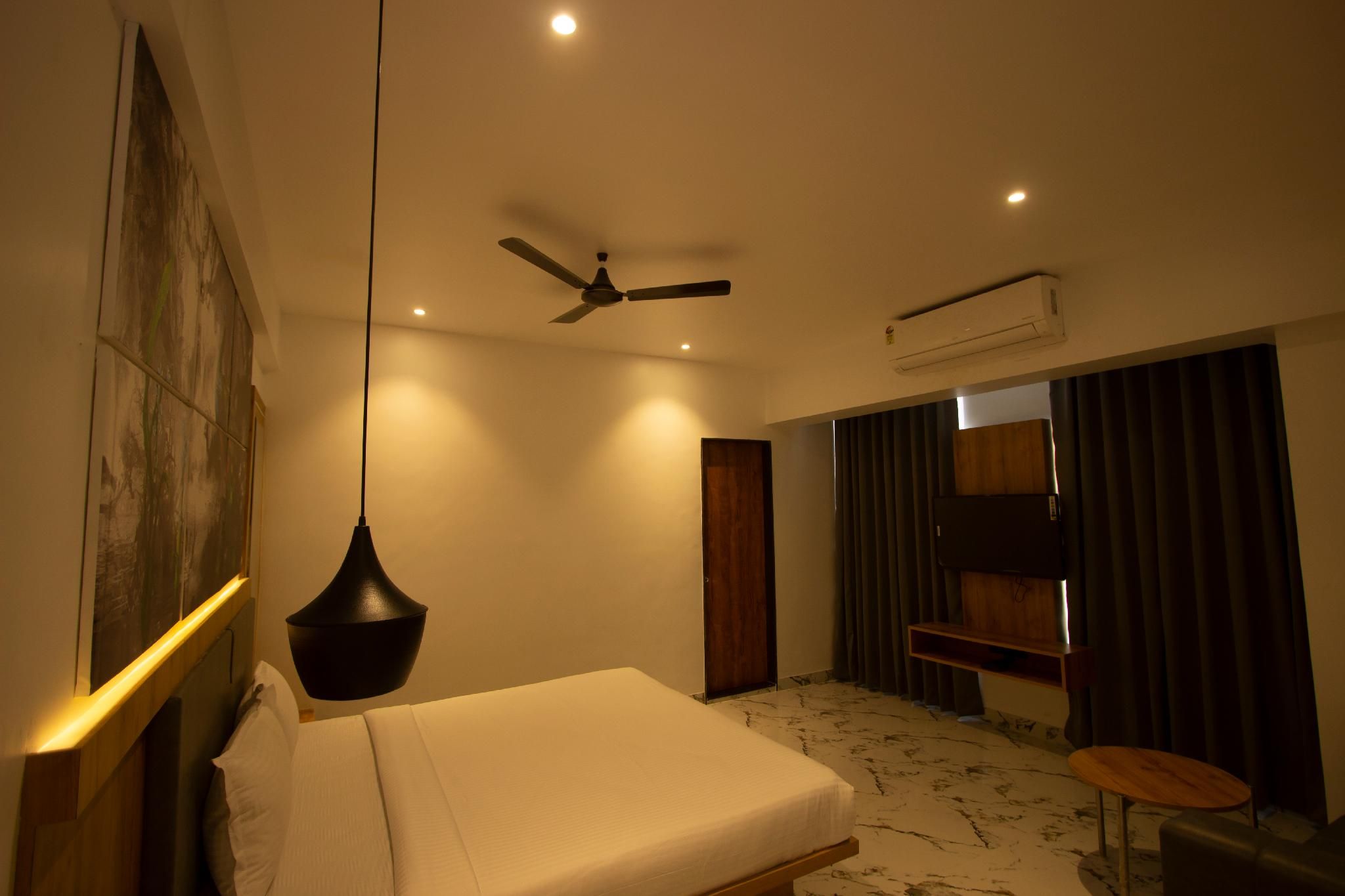 Monarch Montvert Rabale Executive Room 13