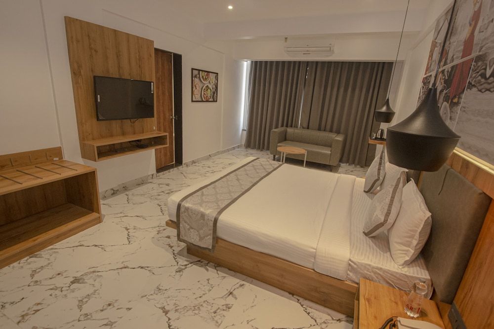 Monarch Montvert Rabale Executive Room 7