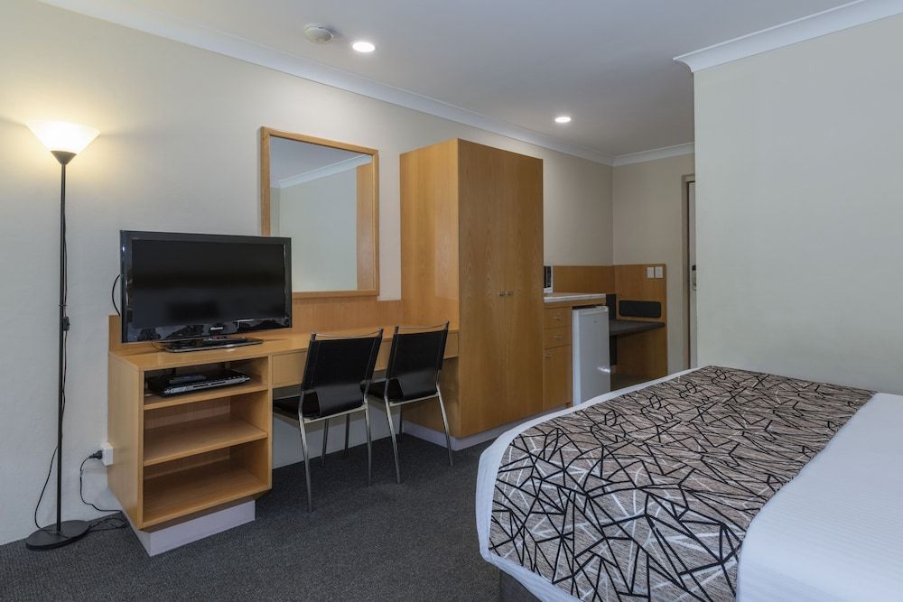 Zig Zag Motel Family Room, Multiple Beds, Refrigerator & Microwave, Ground Floor 2