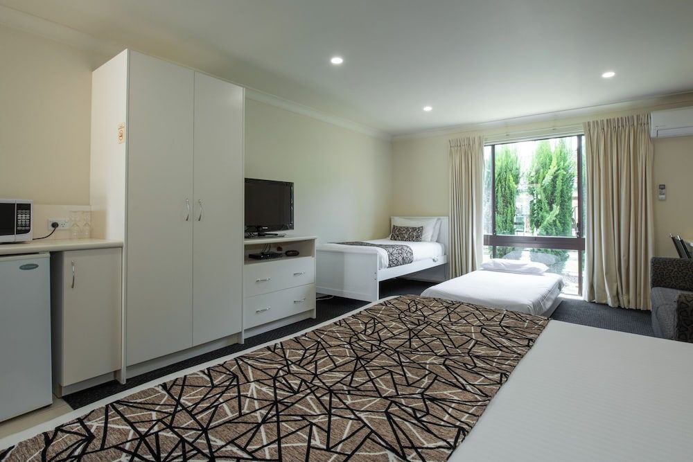 Zig Zag Motel Family Room, Multiple Beds, Refrigerator & Microwave, Ground Floor 3