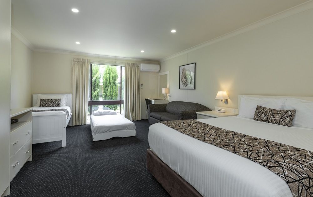 Zig Zag Motel Family Room, Multiple Beds, Refrigerator & Microwave, Ground Floor