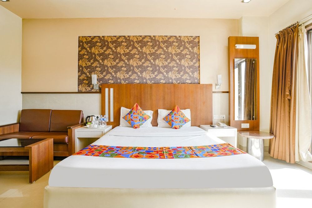 Fabhotel Prime Devanshi Inn Deluxe Room 3