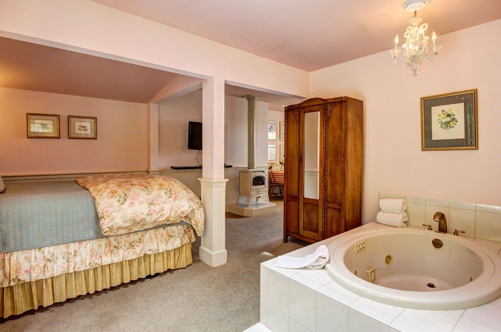 Honeymoon Cottage, 1 Bedroom, Jetted Tub, Garden View