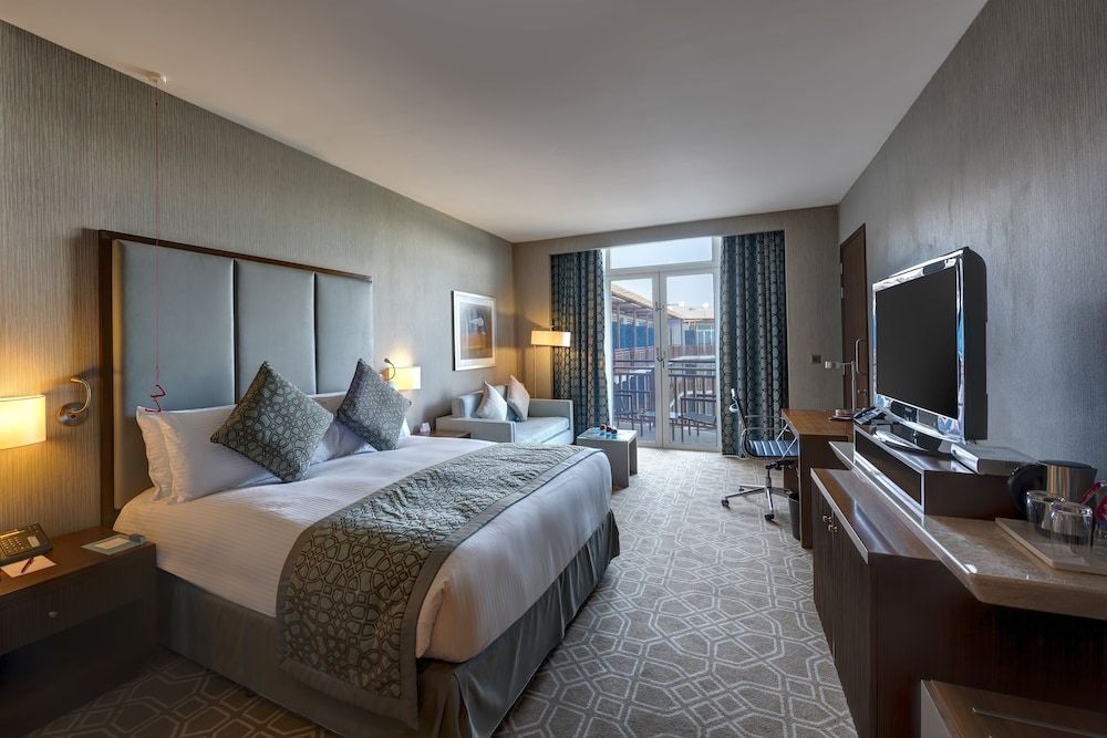 Standard Room, 1 King Bed, Balcony, Pool View