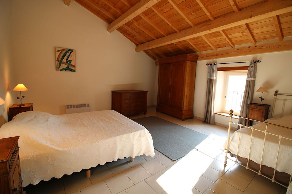 Family Room (9)